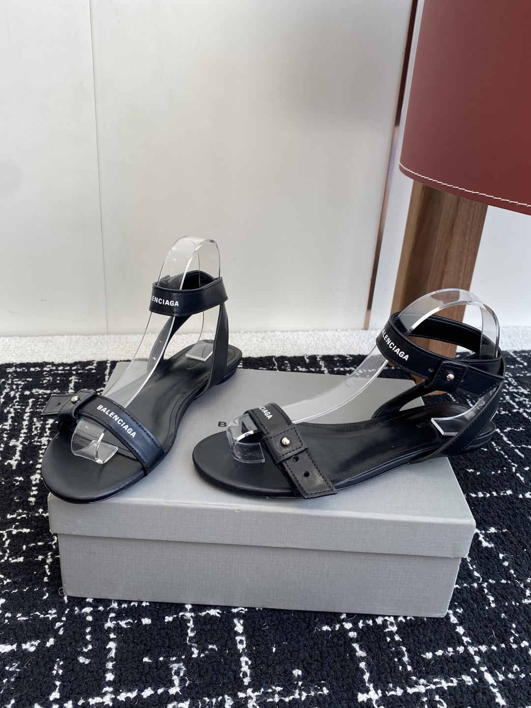 代购级
BALENCIAGA 2025春夏新款朋克风凉鞋

时髦有型，十足的潮流范儿 对版高订牛皮面料，