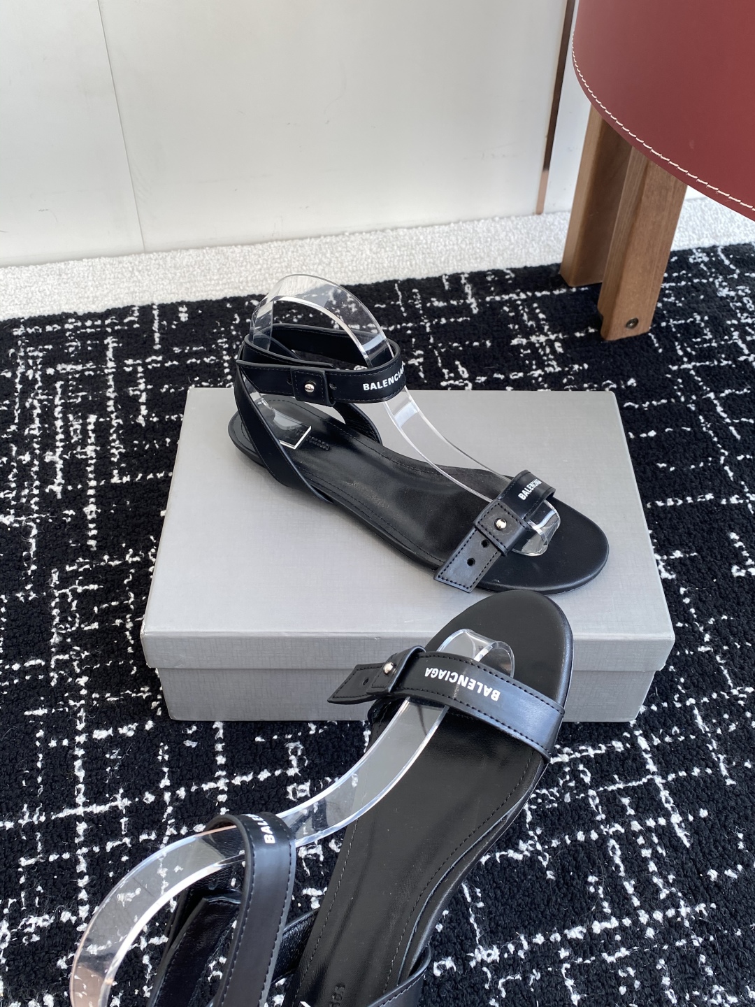 代购级
BALENCIAGA 2025春夏新款朋克风凉鞋

时髦有型，十足的潮流范儿 对版高订牛皮面料，