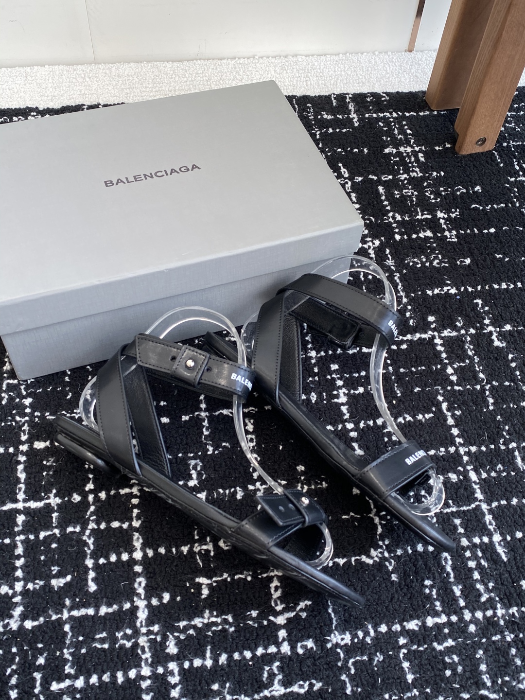 代购级
BALENCIAGA 2025春夏新款朋克风凉鞋

时髦有型，十足的潮流范儿 对版高订牛皮面料，