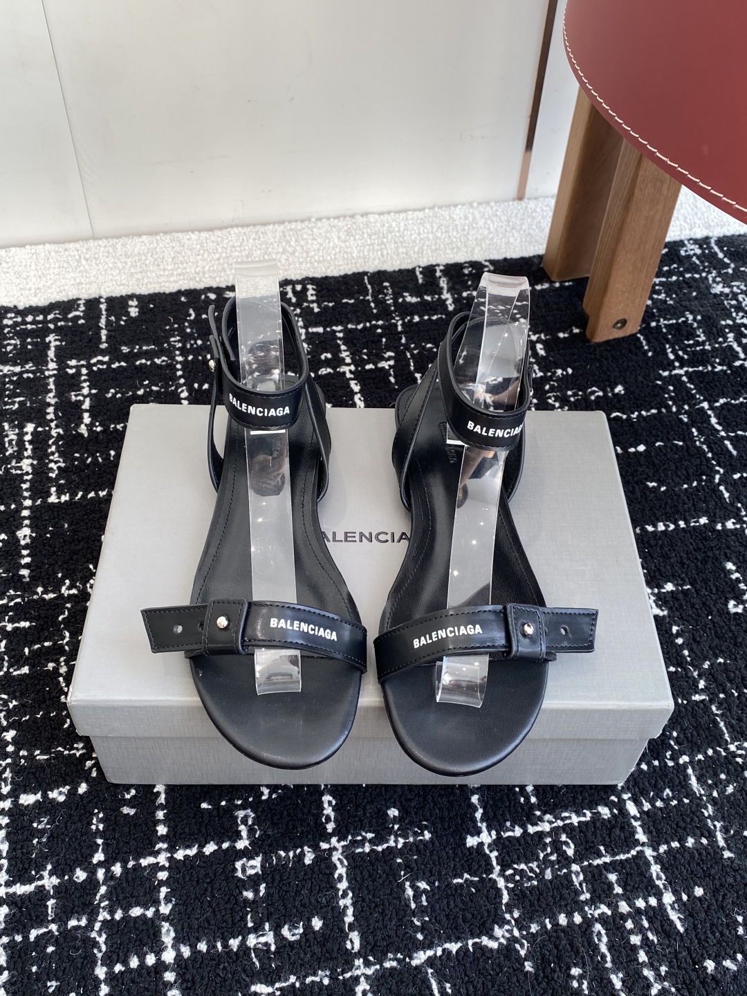 代购级
BALENCIAGA 2025春夏新款朋克风凉鞋

时髦有型，十足的潮流范儿 对版高订牛皮面料，