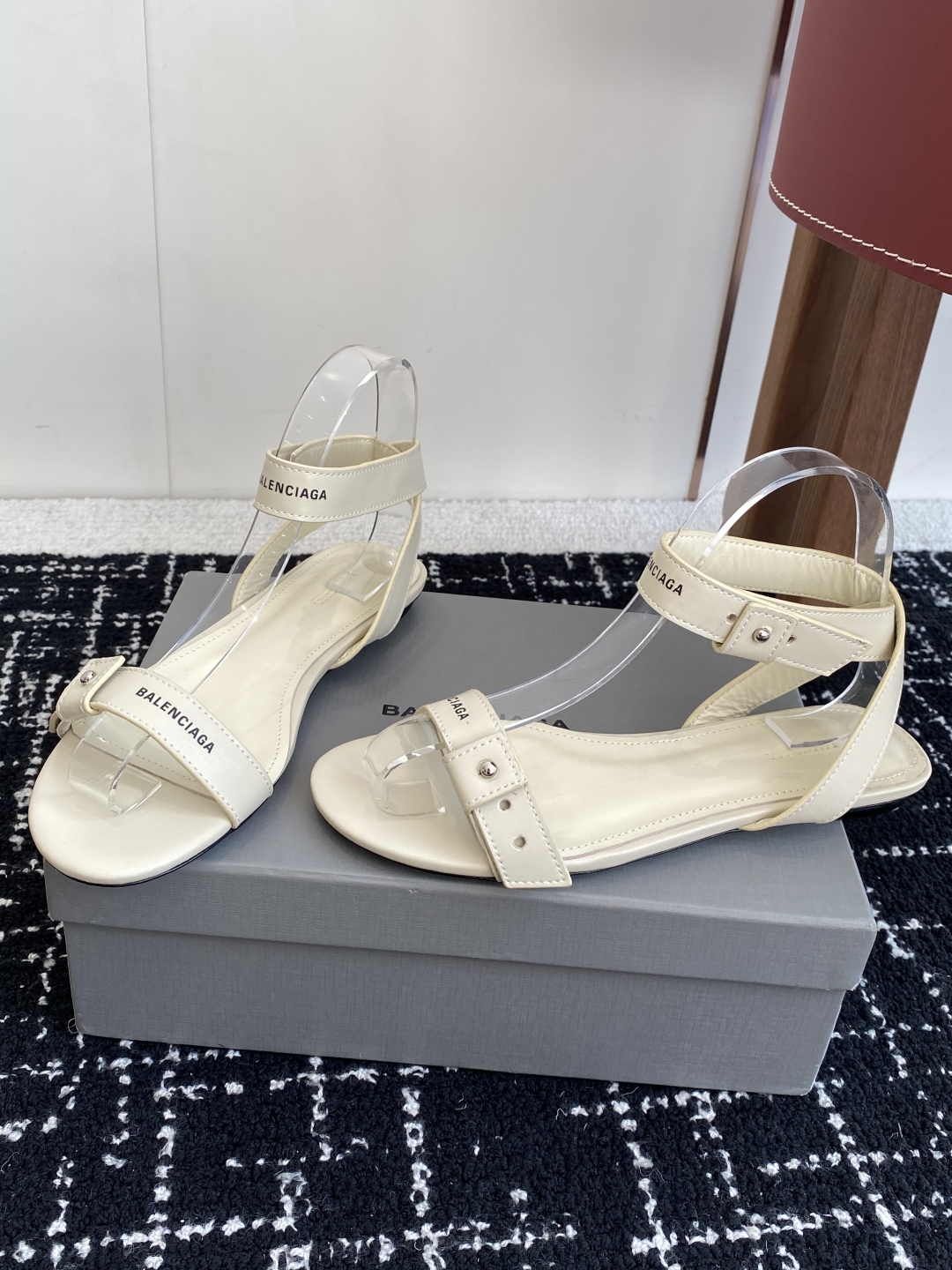 代购级
BALENCIAGA 2025春夏新款朋克风凉鞋

时髦有型，十足的潮流范儿 对版高订牛皮面料，