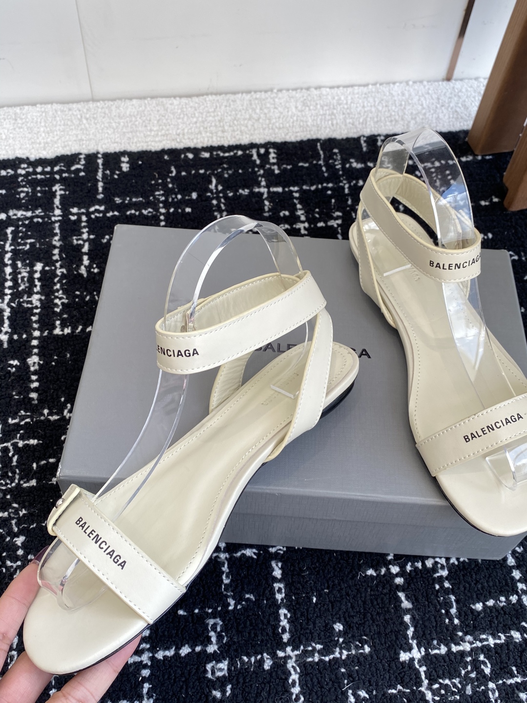 代购级
BALENCIAGA 2025春夏新款朋克风凉鞋

时髦有型，十足的潮流范儿 对版高订牛皮面料，
