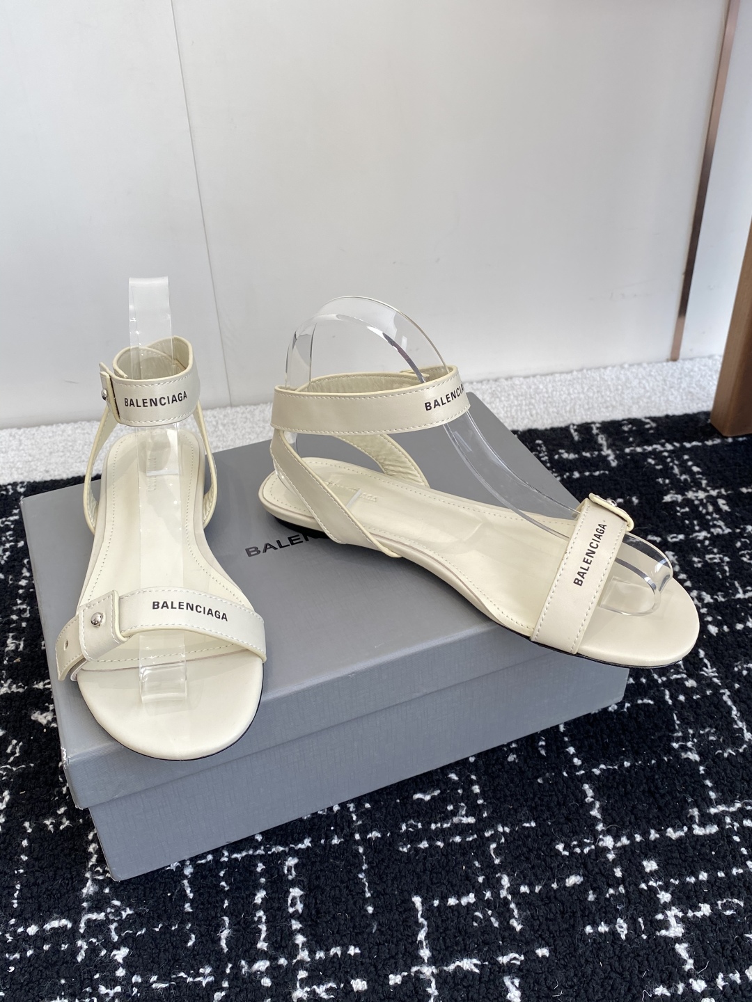 代购级
BALENCIAGA 2025春夏新款朋克风凉鞋

时髦有型，十足的潮流范儿 对版高订牛皮面料，