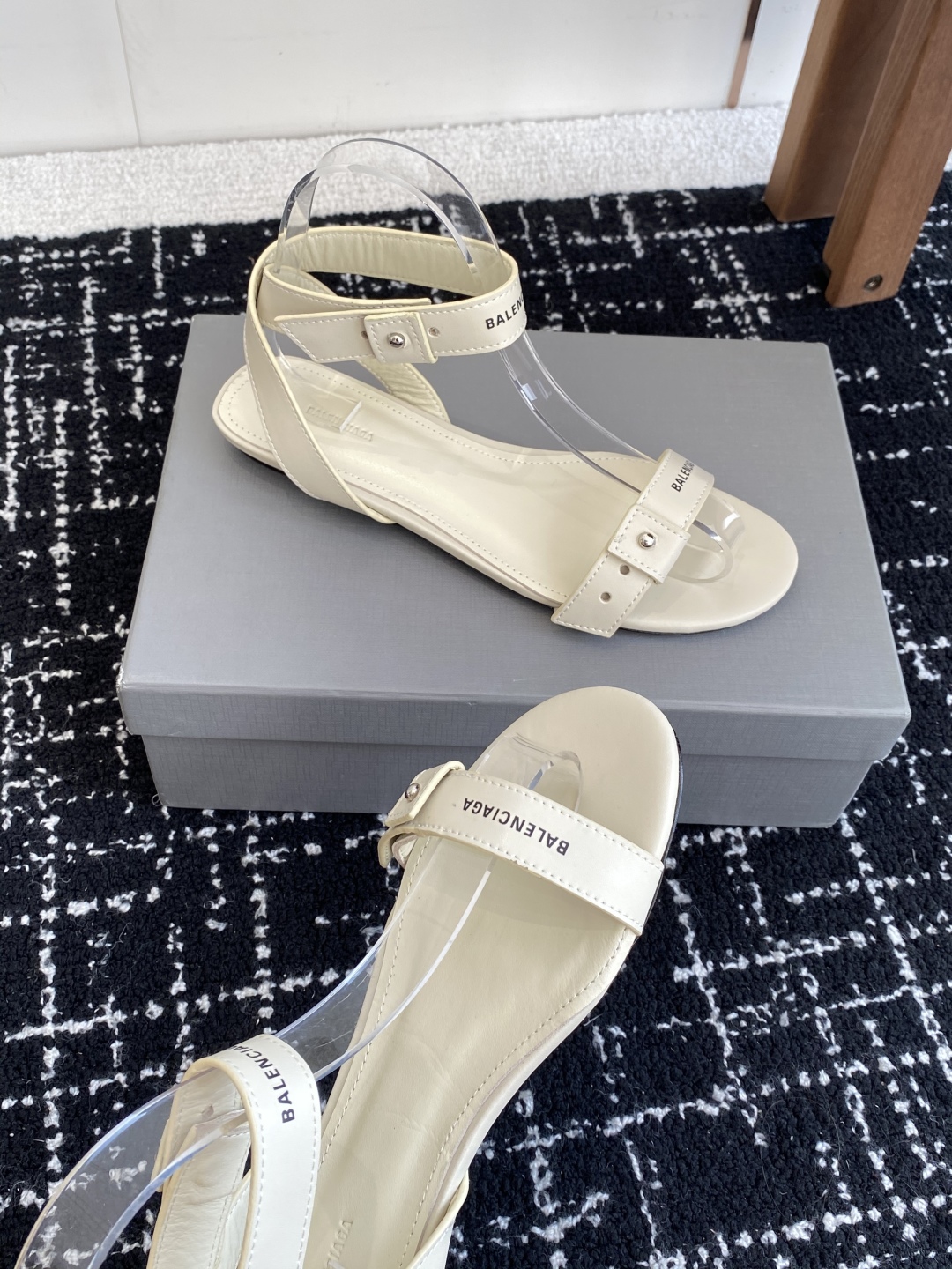 代购级
BALENCIAGA 2025春夏新款朋克风凉鞋

时髦有型，十足的潮流范儿 对版高订牛皮面料，