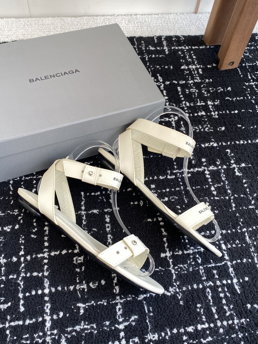 代购级
BALENCIAGA 2025春夏新款朋克风凉鞋

时髦有型，十足的潮流范儿 对版高订牛皮面料，