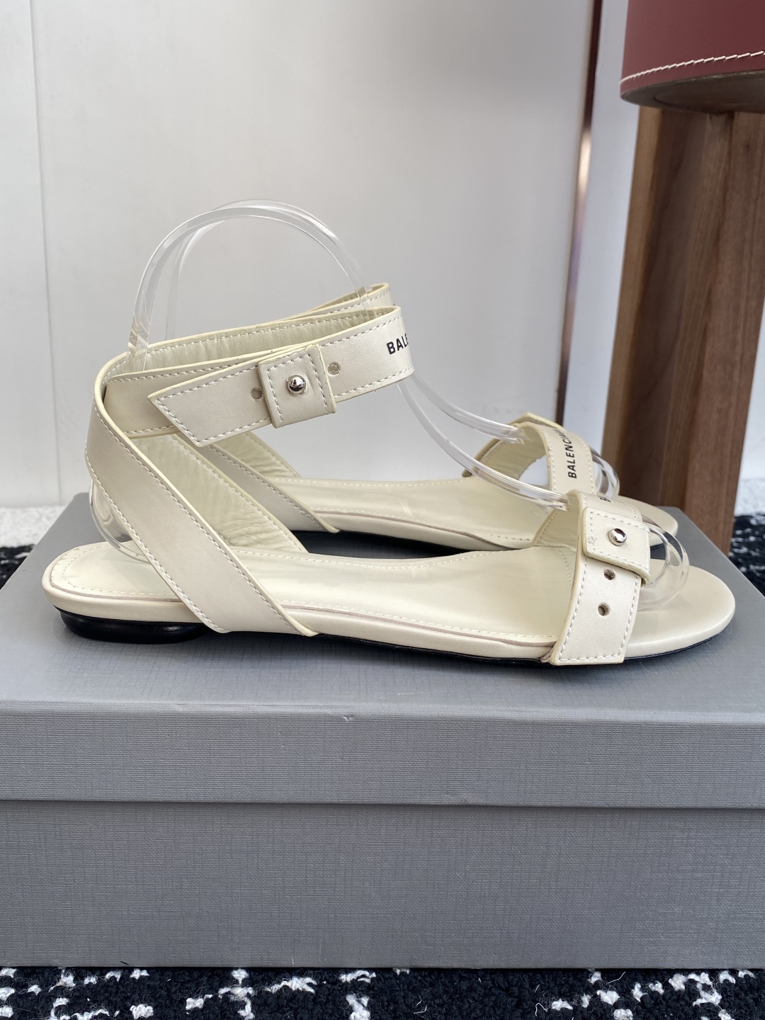 代购级
BALENCIAGA 2025春夏新款朋克风凉鞋

时髦有型，十足的潮流范儿 对版高订牛皮面料，