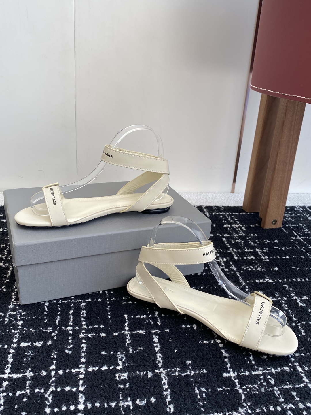 代购级
BALENCIAGA 2025春夏新款朋克风凉鞋

时髦有型，十足的潮流范儿 对版高订牛皮面料，
