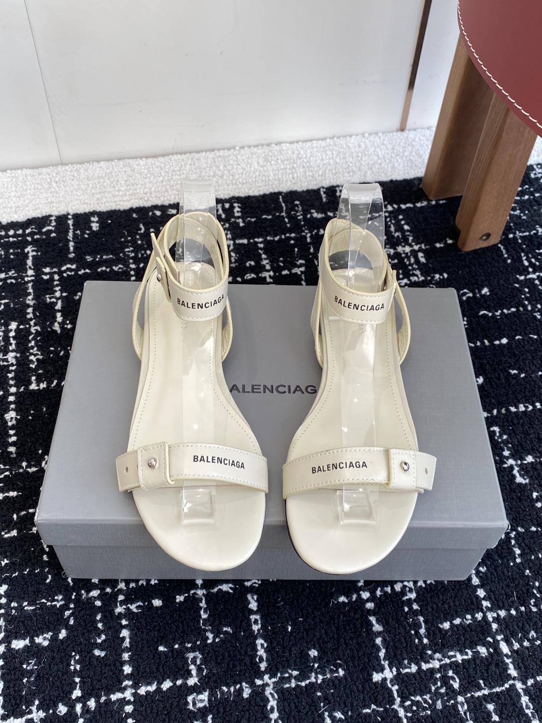 代购级
BALENCIAGA 2025春夏新款朋克风凉鞋

时髦有型，十足的潮流范儿 对版高订牛皮面料，
