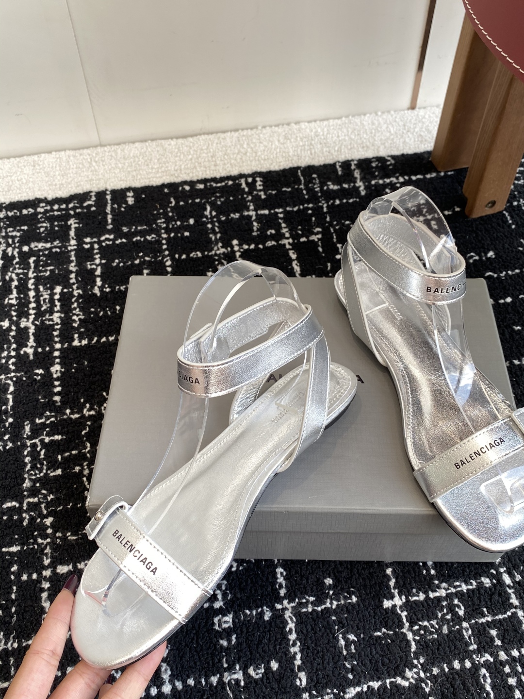 代购级
BALENCIAGA 2025春夏新款朋克风凉鞋

时髦有型，十足的潮流范儿 对版高订牛皮面料，