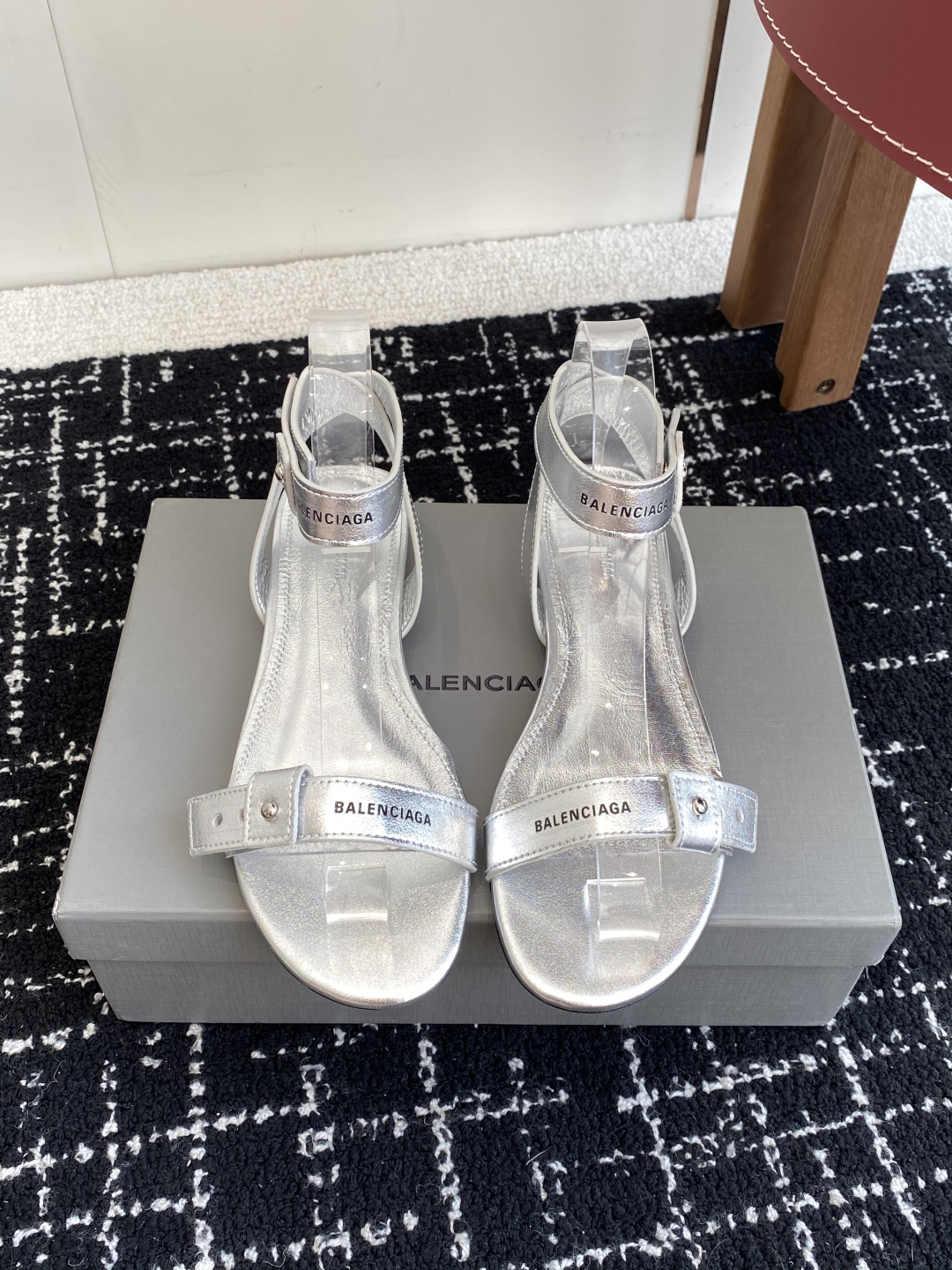 代购级
BALENCIAGA 2025春夏新款朋克风凉鞋

时髦有型，十足的潮流范儿 对版高订牛皮面料，
