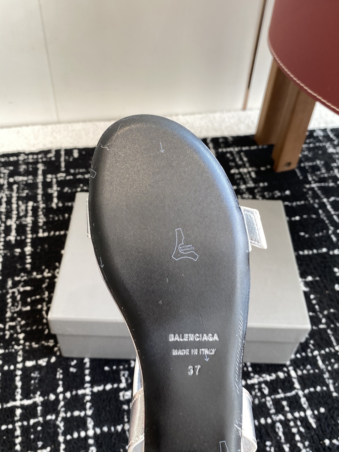代购级
BALENCIAGA 2025春夏新款朋克风凉鞋

时髦有型，十足的潮流范儿 对版高订牛皮面料，