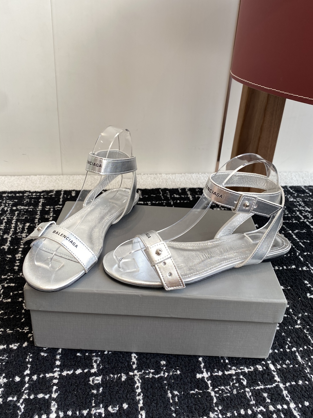代购级
BALENCIAGA 2025春夏新款朋克风凉鞋

时髦有型，十足的潮流范儿 对版高订牛皮面料，