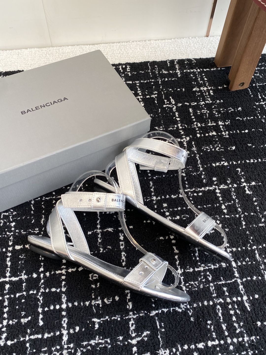 代购级
BALENCIAGA 2025春夏新款朋克风凉鞋

时髦有型，十足的潮流范儿 对版高订牛皮面料，