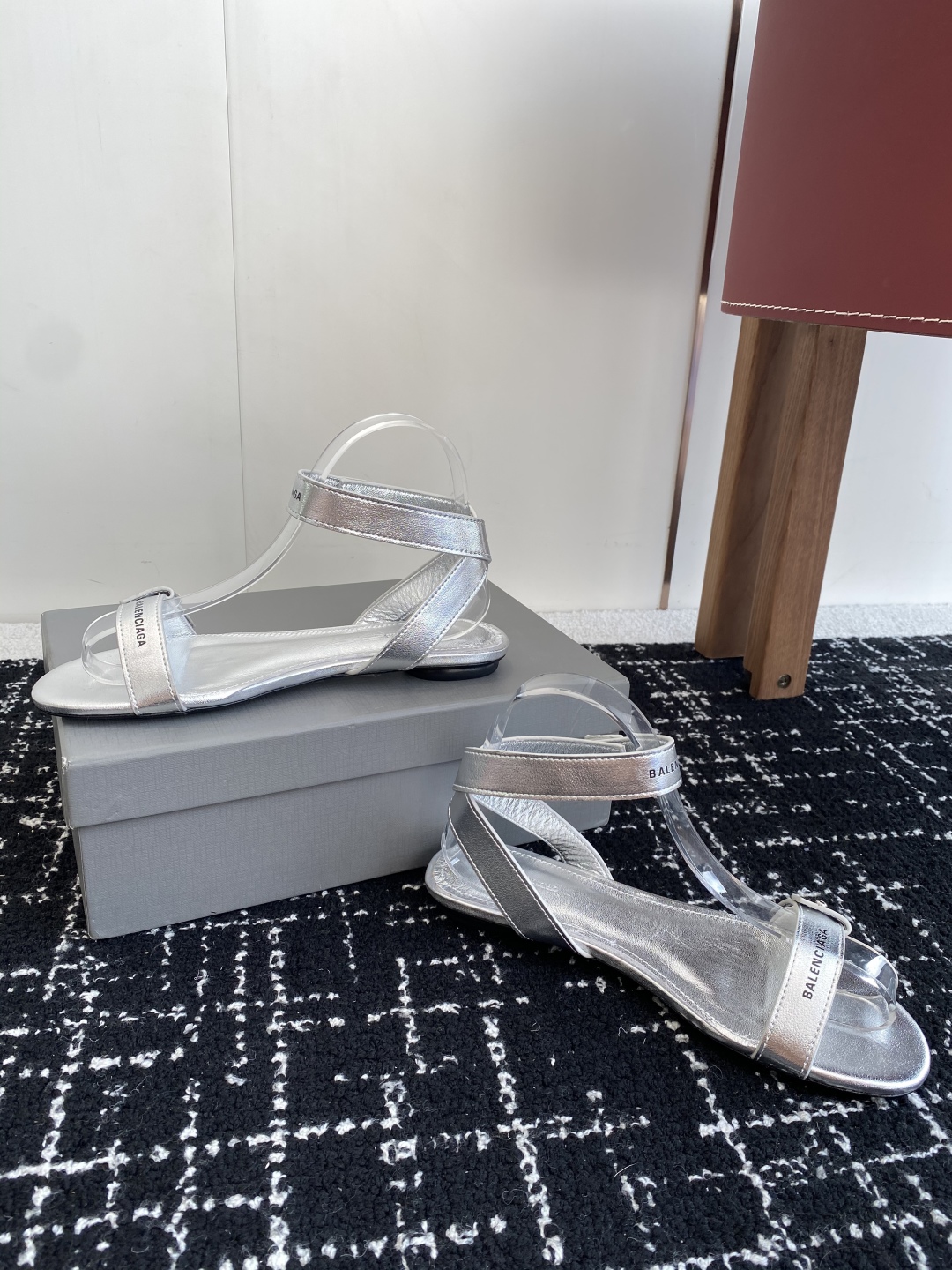 代购级
BALENCIAGA 2025春夏新款朋克风凉鞋

时髦有型，十足的潮流范儿 对版高订牛皮面料，