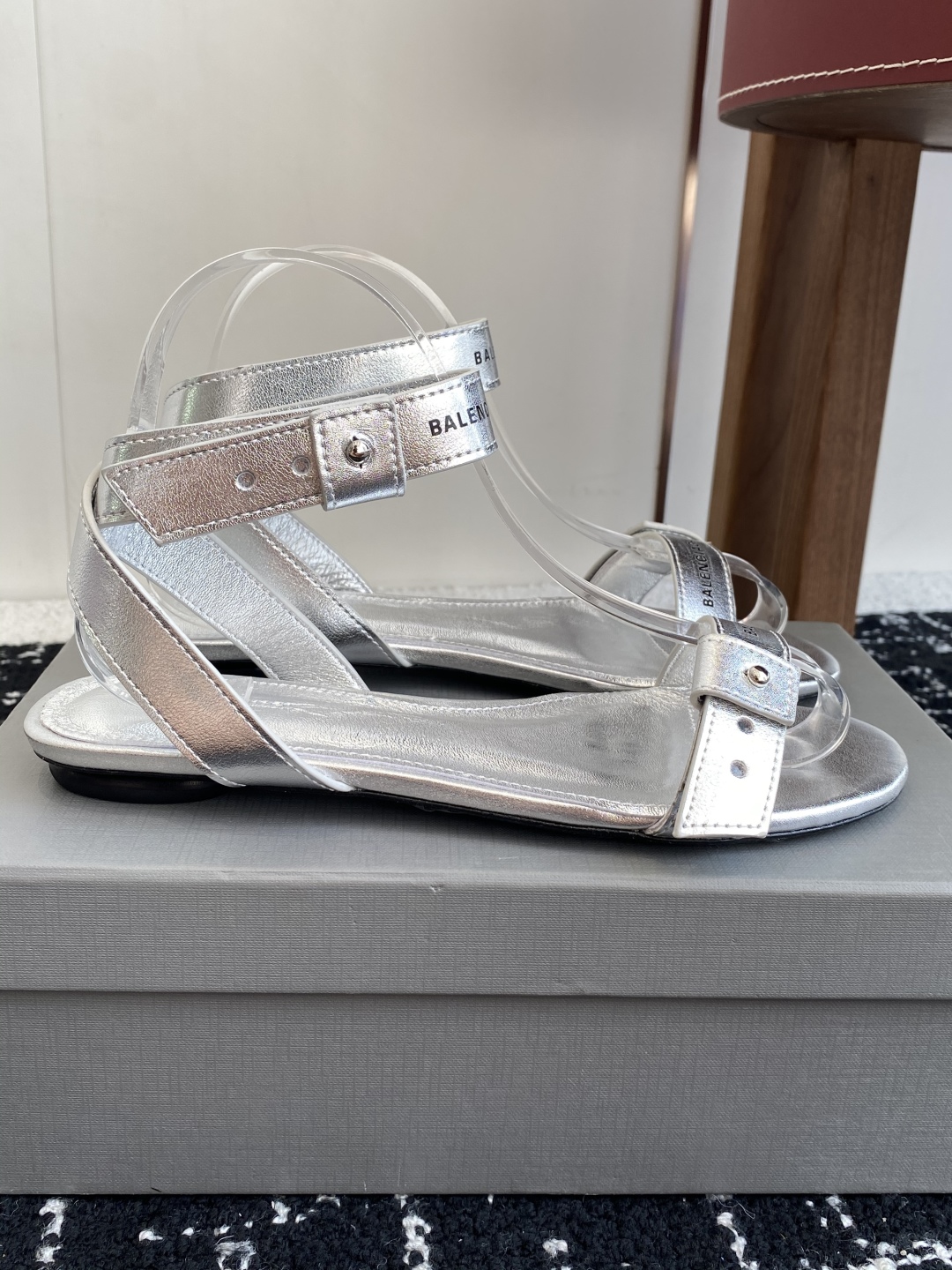 代购级
BALENCIAGA 2025春夏新款朋克风凉鞋

时髦有型，十足的潮流范儿 对版高订牛皮面料，
