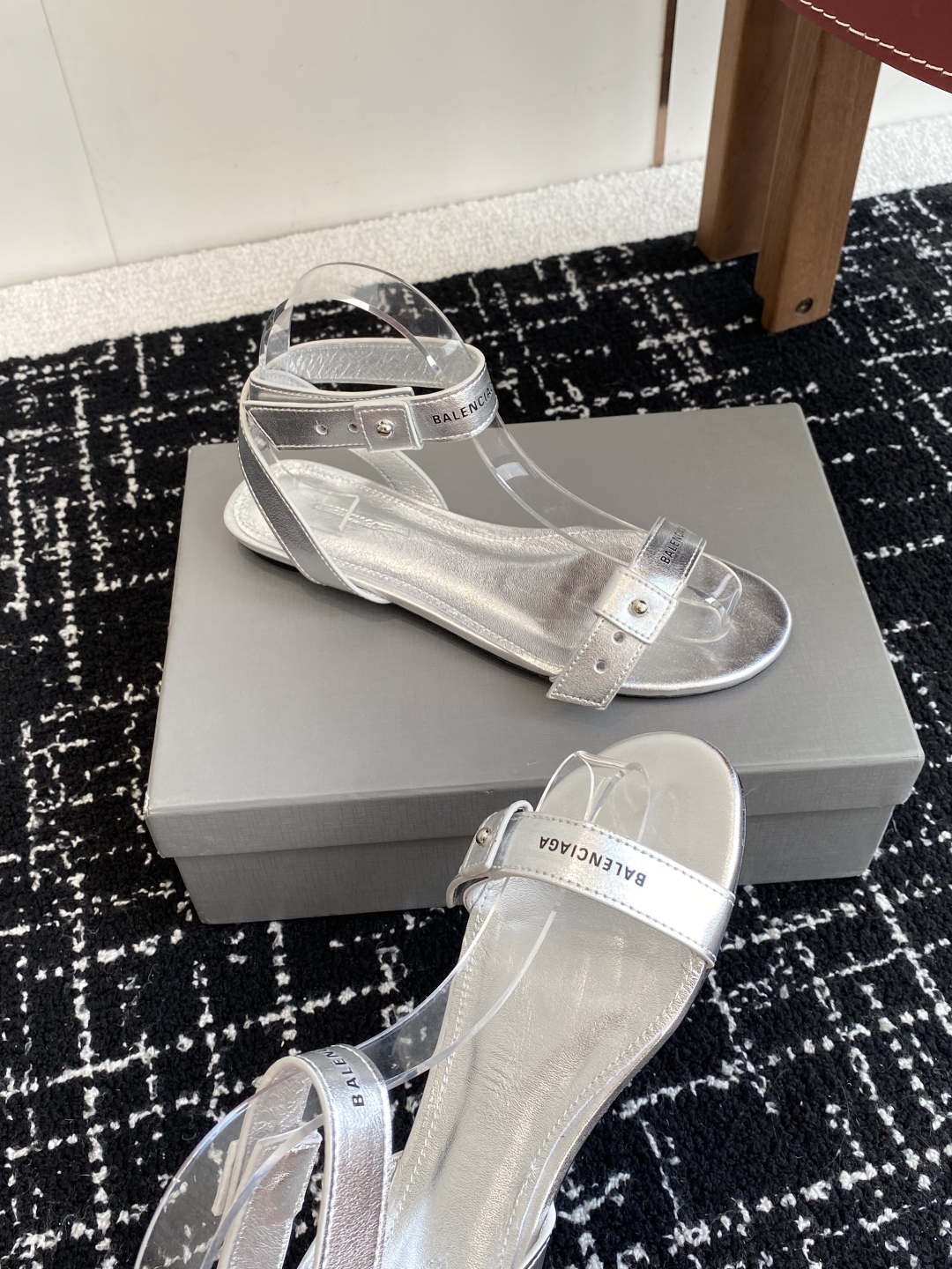 代购级
BALENCIAGA 2025春夏新款朋克风凉鞋

时髦有型，十足的潮流范儿 对版高订牛皮面料，