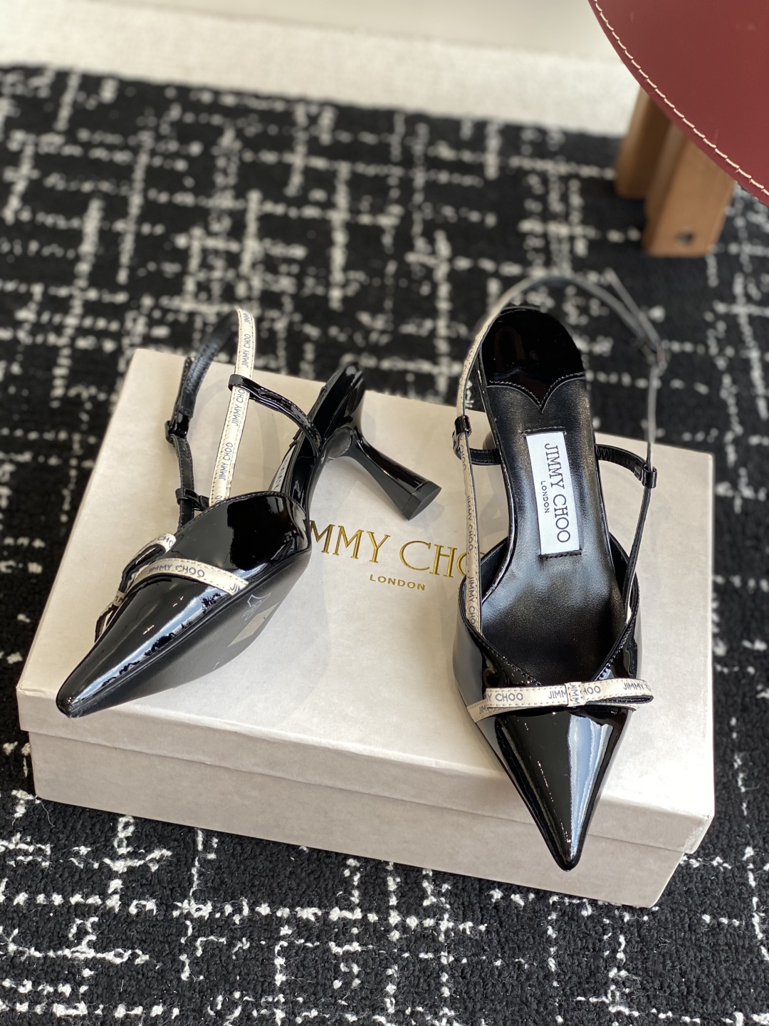 代购级
Jimmy Choo 25ss 春夏 系列JC新款 蝴蝶结 高跟凉鞋

模糊鞋履与珠宝配饰之间的