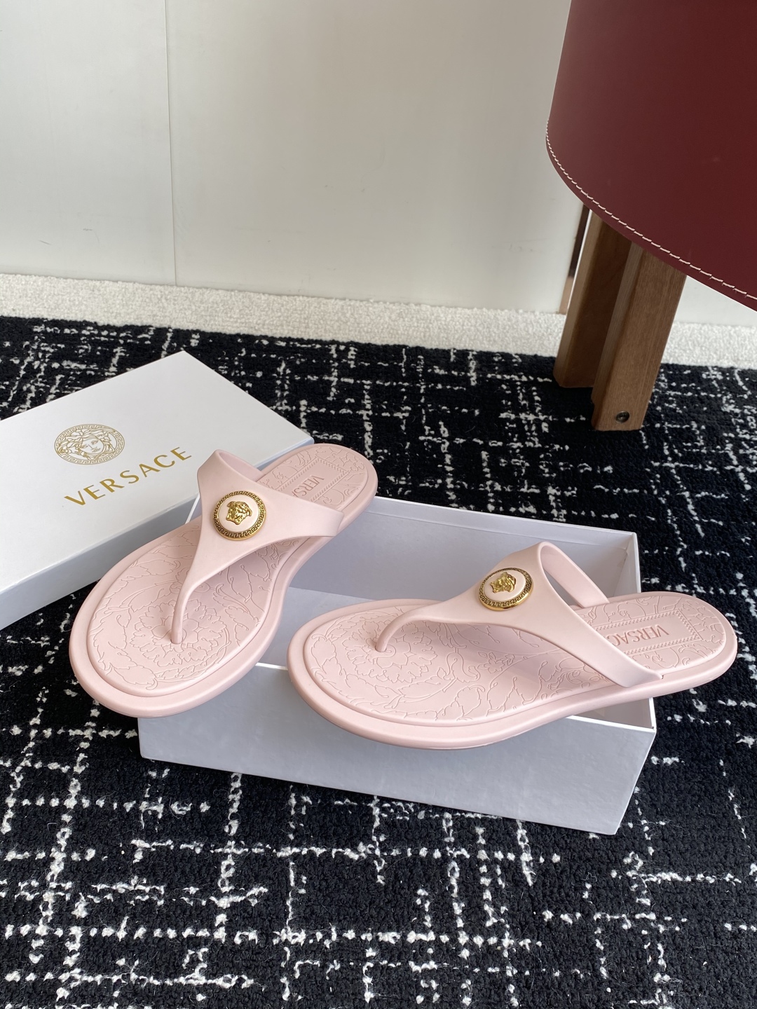 代购级
Versace 范思哲 25ss 果冻拖鞋 

尽显优雅气度的雅致logo，比较休闲中性的一款夹