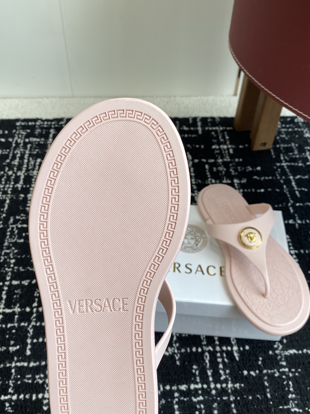 代购级
Versace 范思哲 25ss 果冻拖鞋 

尽显优雅气度的雅致logo，比较休闲中性的一款夹