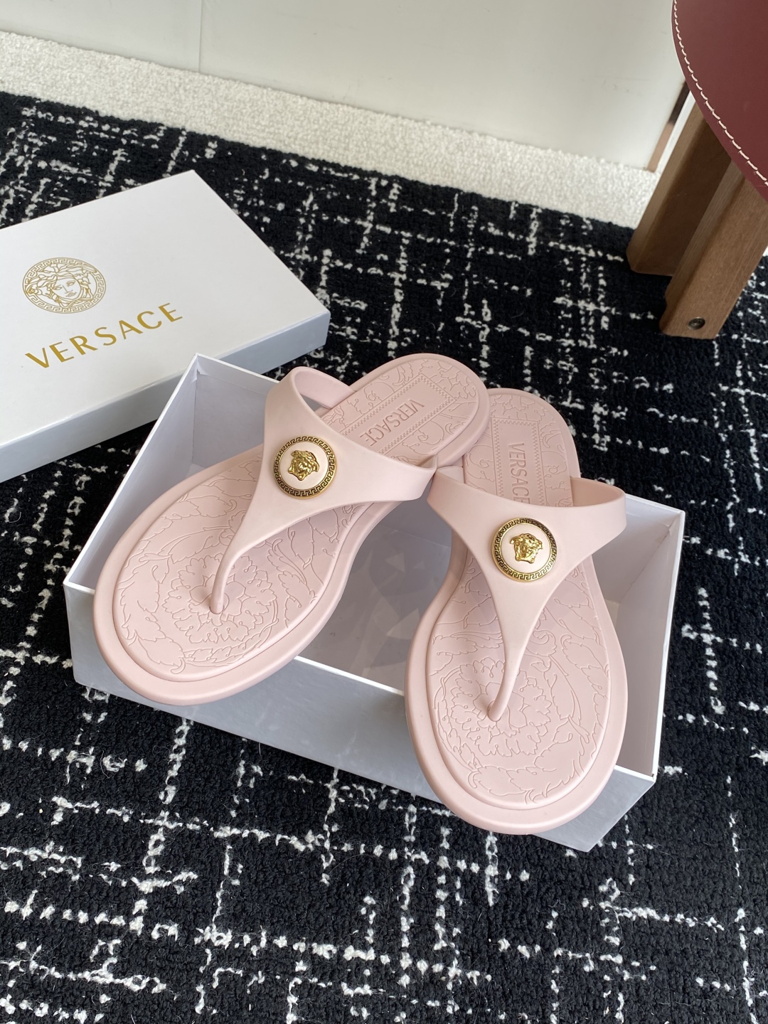 代购级
Versace 范思哲 25ss 果冻拖鞋 

尽显优雅气度的雅致logo，比较休闲中性的一款夹