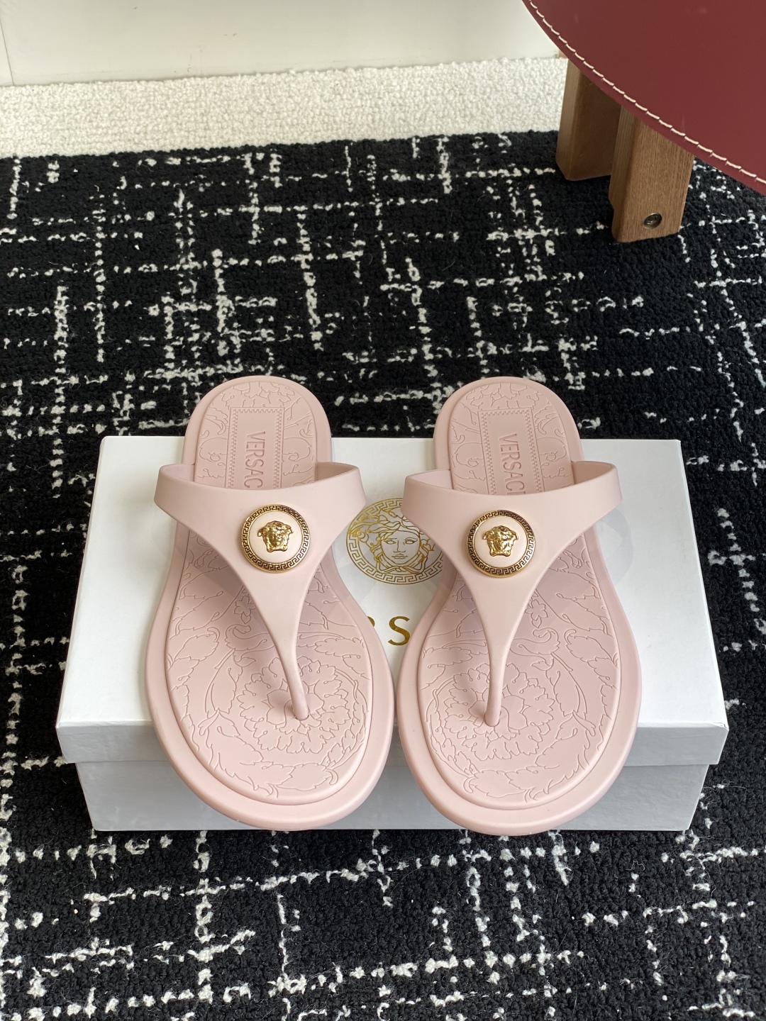 代购级
Versace 范思哲 25ss 果冻拖鞋 

尽显优雅气度的雅致logo，比较休闲中性的一款夹