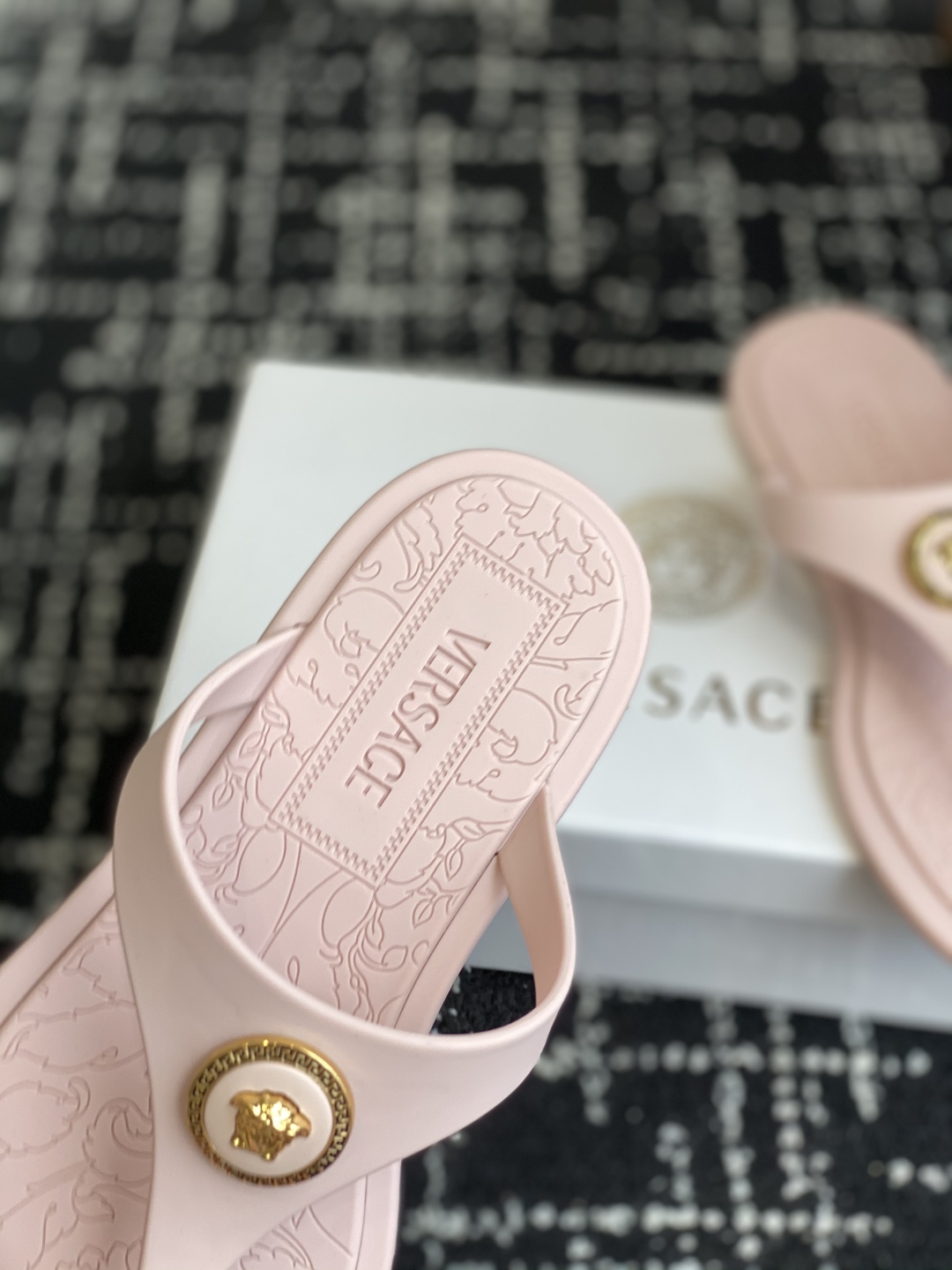 代购级
Versace 范思哲 25ss 果冻拖鞋 

尽显优雅气度的雅致logo，比较休闲中性的一款夹