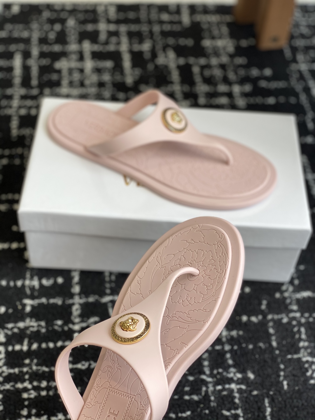 代购级
Versace 范思哲 25ss 果冻拖鞋 

尽显优雅气度的雅致logo，比较休闲中性的一款夹