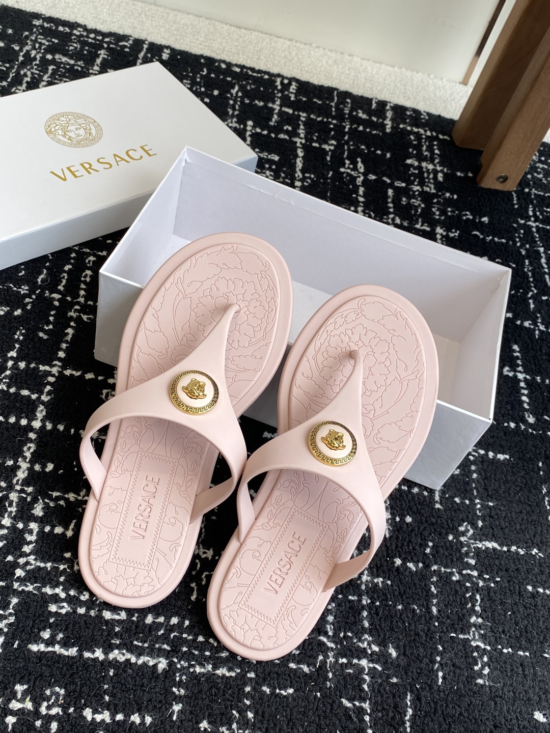 代购级
Versace 范思哲 25ss 果冻拖鞋 

尽显优雅气度的雅致logo，比较休闲中性的一款夹