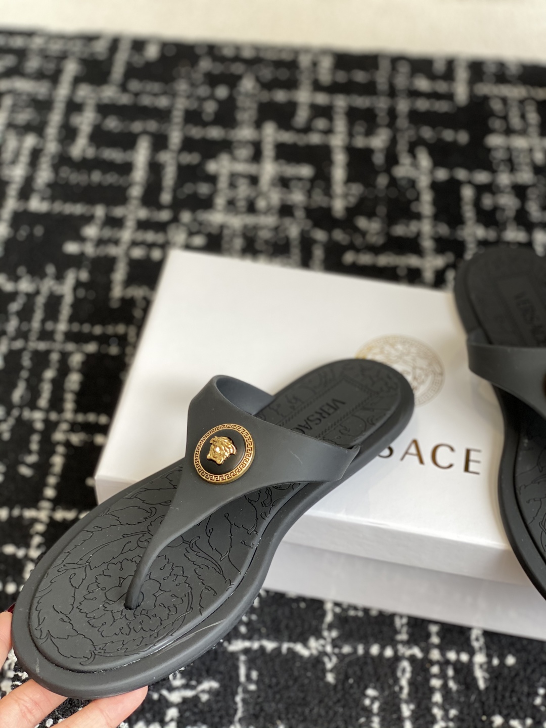 代购级
Versace 范思哲 25ss 果冻拖鞋 

尽显优雅气度的雅致logo，比较休闲中性的一款夹