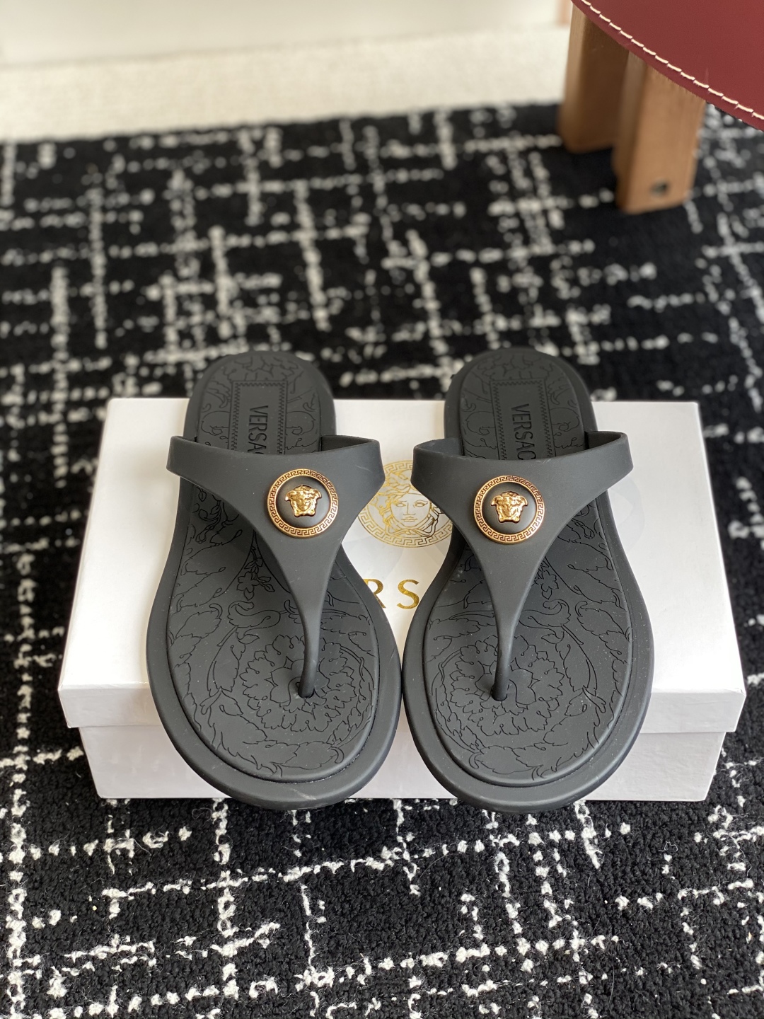 代购级
Versace 范思哲 25ss 果冻拖鞋 

尽显优雅气度的雅致logo，比较休闲中性的一款夹