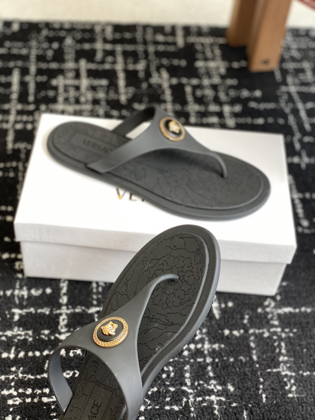 代购级
Versace 范思哲 25ss 果冻拖鞋 

尽显优雅气度的雅致logo，比较休闲中性的一款夹