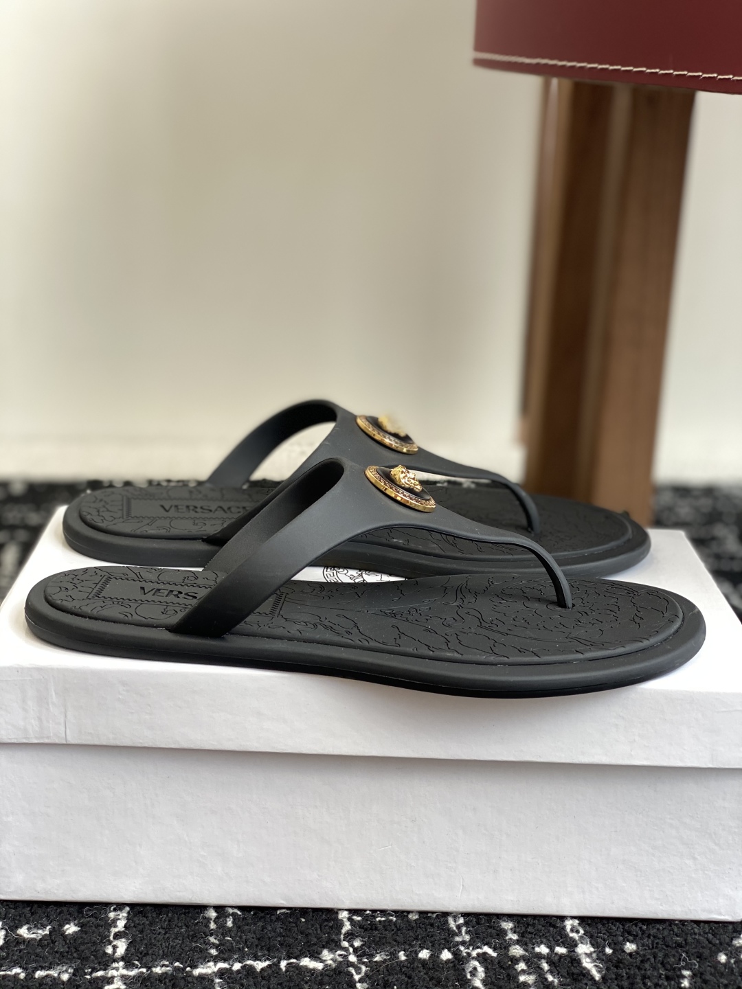 代购级
Versace 范思哲 25ss 果冻拖鞋 

尽显优雅气度的雅致logo，比较休闲中性的一款夹