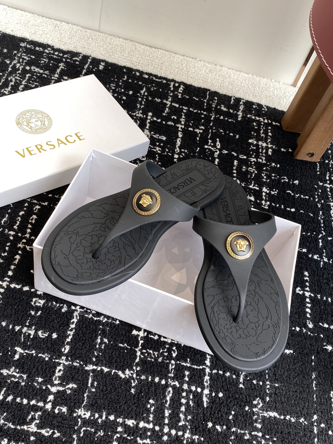 代购级
Versace 范思哲 25ss 果冻拖鞋 

尽显优雅气度的雅致logo，比较休闲中性的一款夹