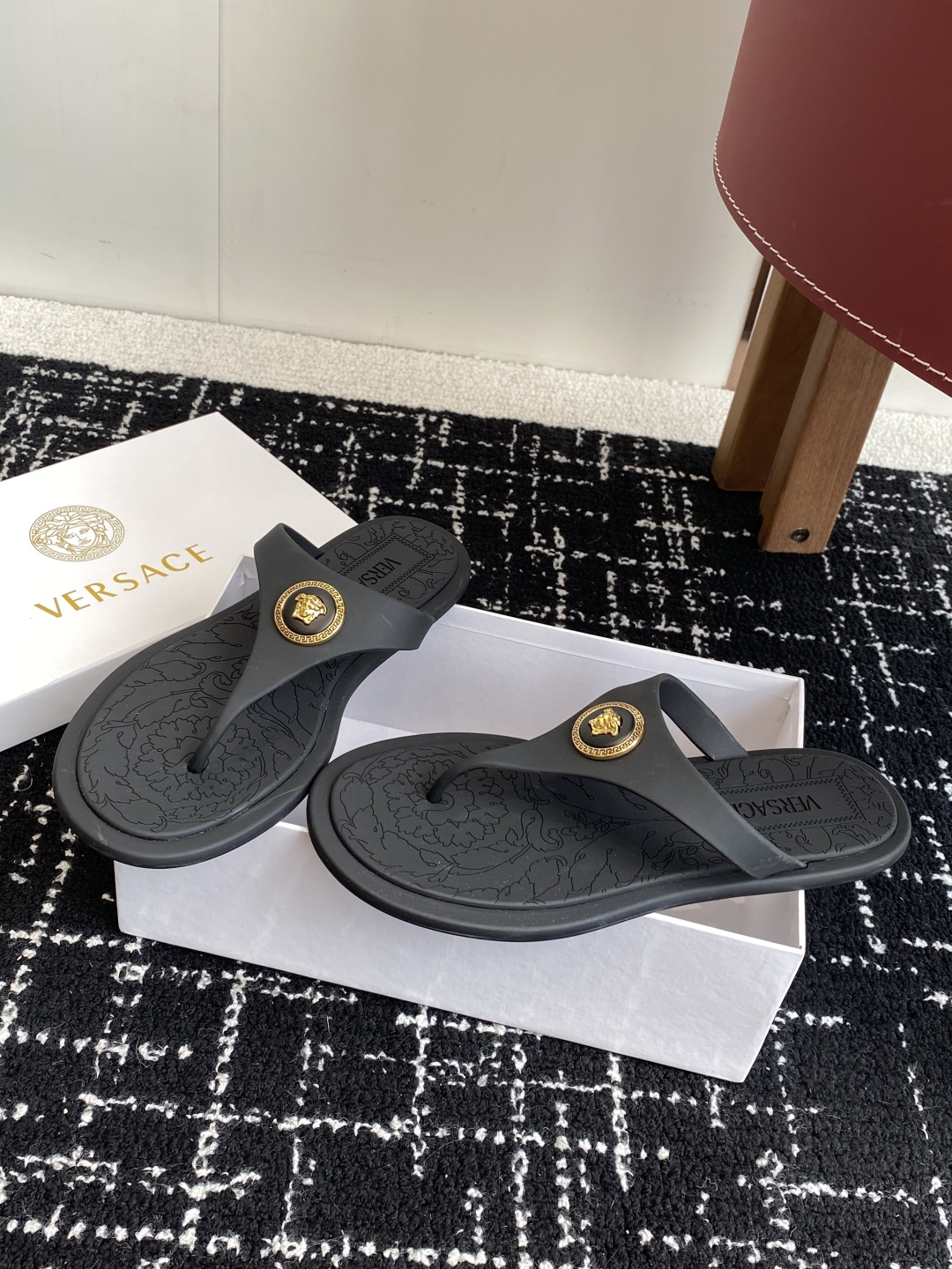 代购级
Versace 范思哲 25ss 果冻拖鞋 

尽显优雅气度的雅致logo，比较休闲中性的一款夹