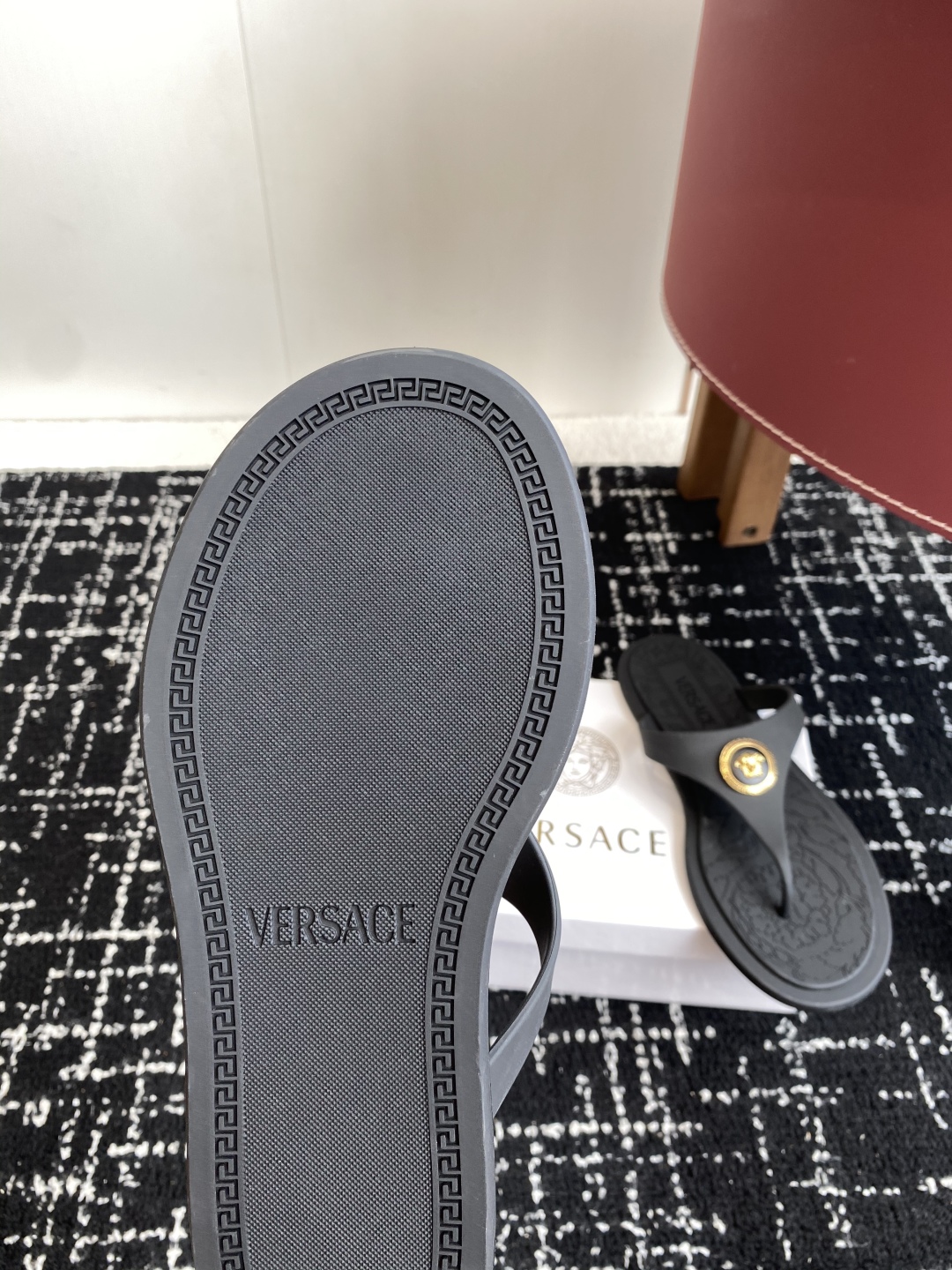 代购级
Versace 范思哲 25ss 果冻拖鞋 

尽显优雅气度的雅致logo，比较休闲中性的一款夹