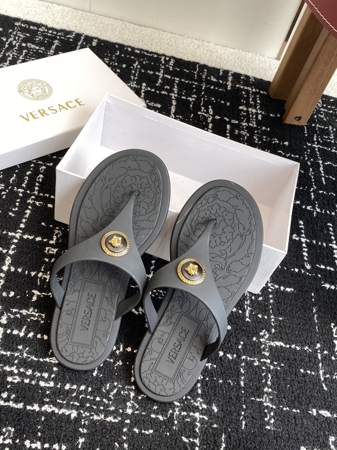 代购级
Versace 范思哲 25ss 果冻拖鞋 

尽显优雅气度的雅致logo，比较休闲中性的一款夹