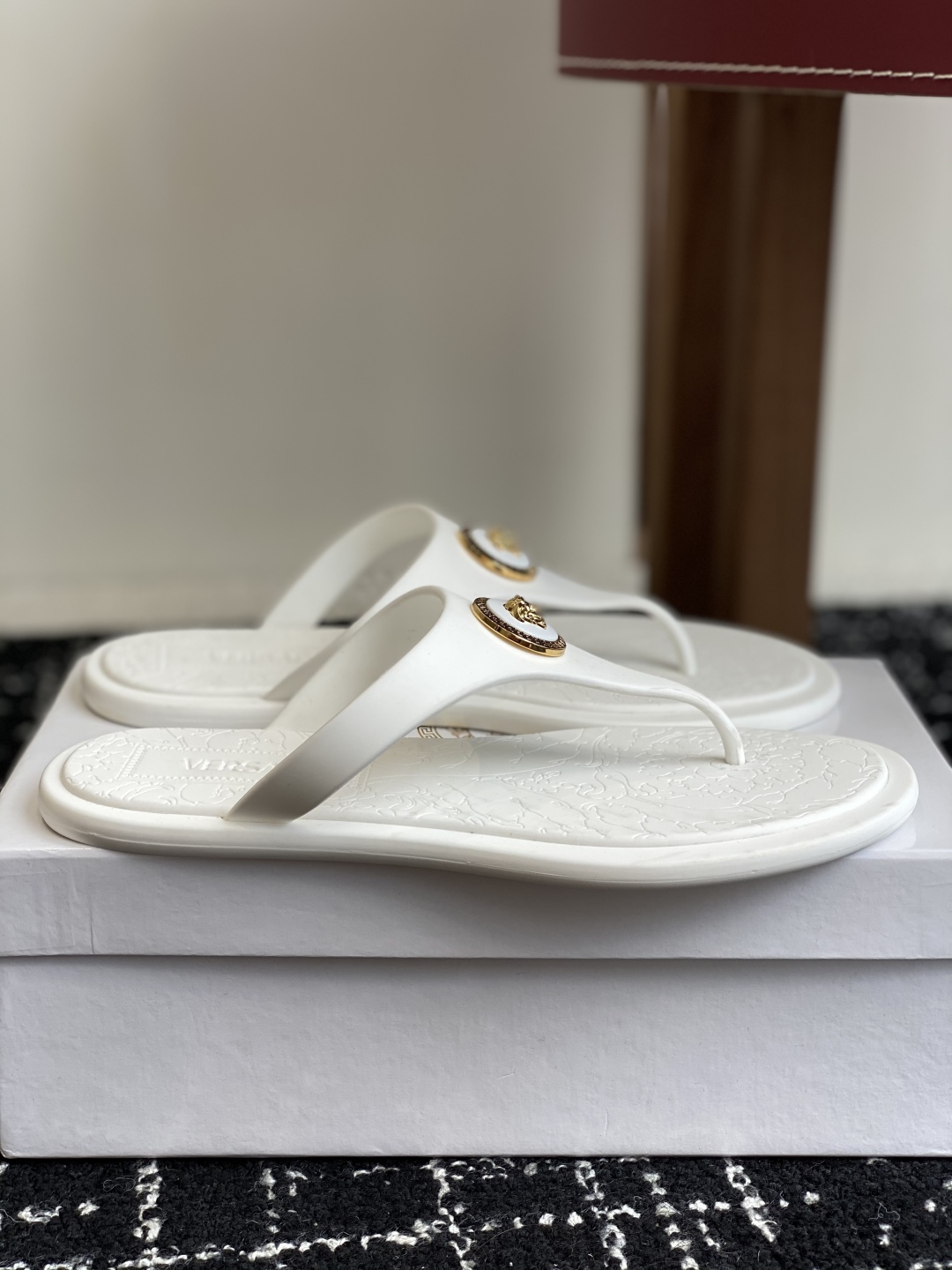 代购级
Versace 范思哲 25ss 果冻拖鞋 

尽显优雅气度的雅致logo，比较休闲中性的一款夹
