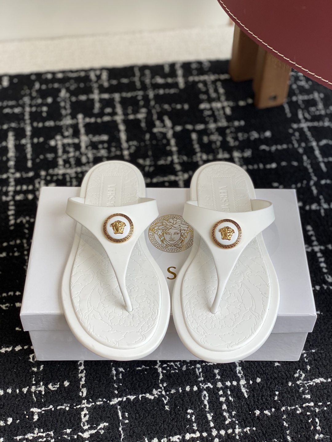 代购级
Versace 范思哲 25ss 果冻拖鞋 

尽显优雅气度的雅致logo，比较休闲中性的一款夹
