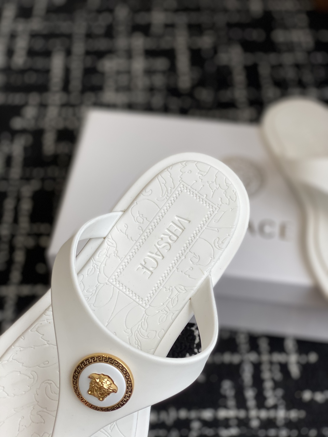 代购级
Versace 范思哲 25ss 果冻拖鞋 

尽显优雅气度的雅致logo，比较休闲中性的一款夹
