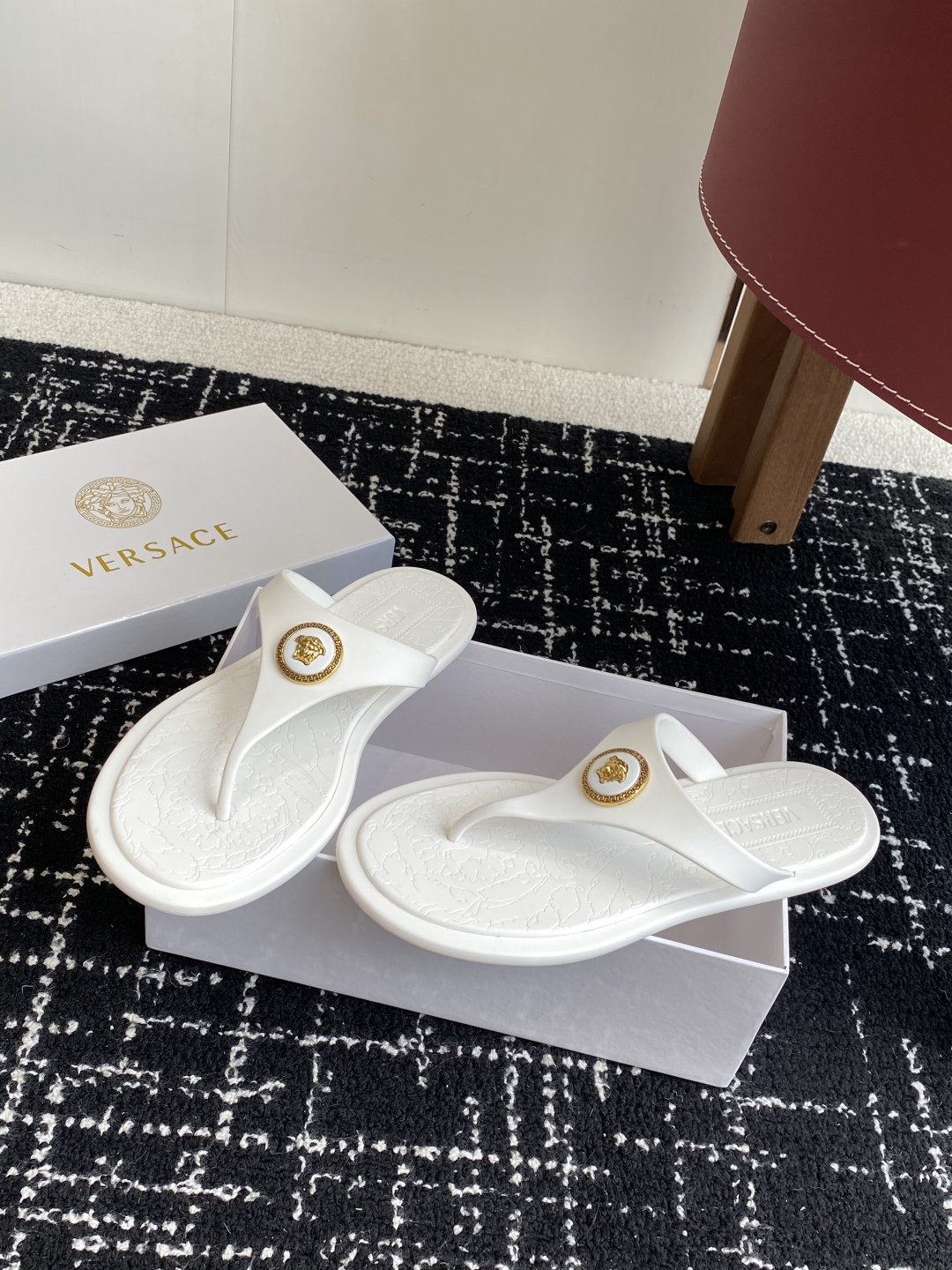 代购级
Versace 范思哲 25ss 果冻拖鞋 

尽显优雅气度的雅致logo，比较休闲中性的一款夹
