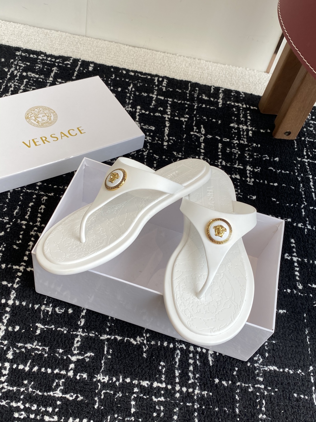 代购级
Versace 范思哲 25ss 果冻拖鞋 

尽显优雅气度的雅致logo，比较休闲中性的一款夹