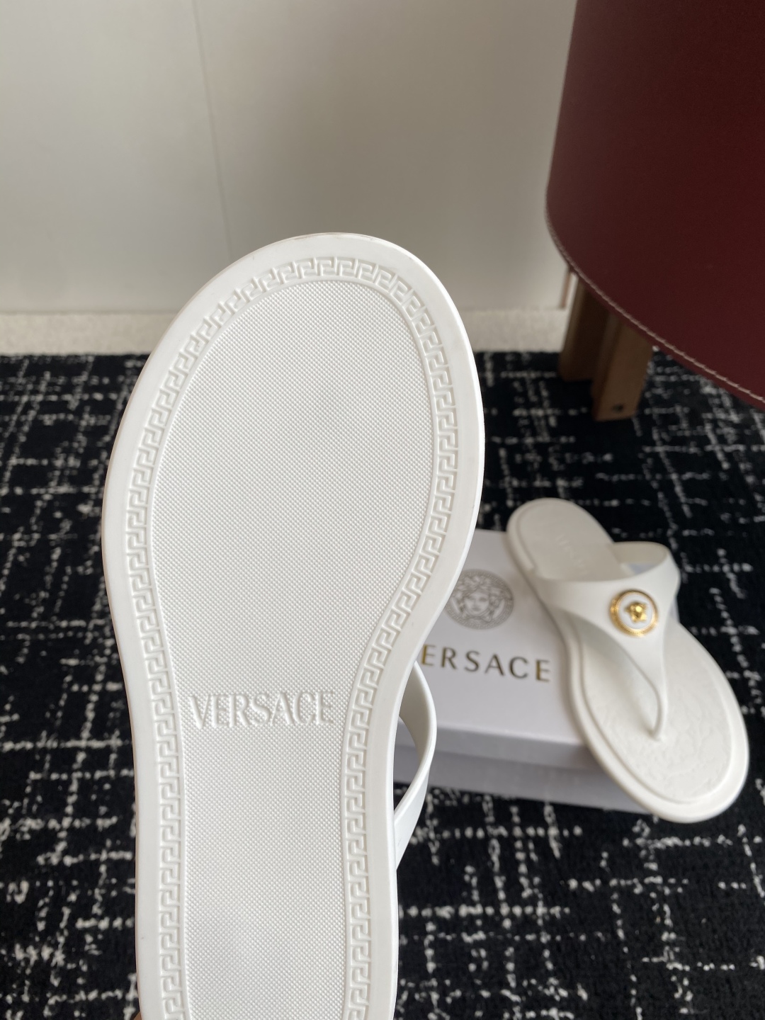 代购级
Versace 范思哲 25ss 果冻拖鞋 

尽显优雅气度的雅致logo，比较休闲中性的一款夹