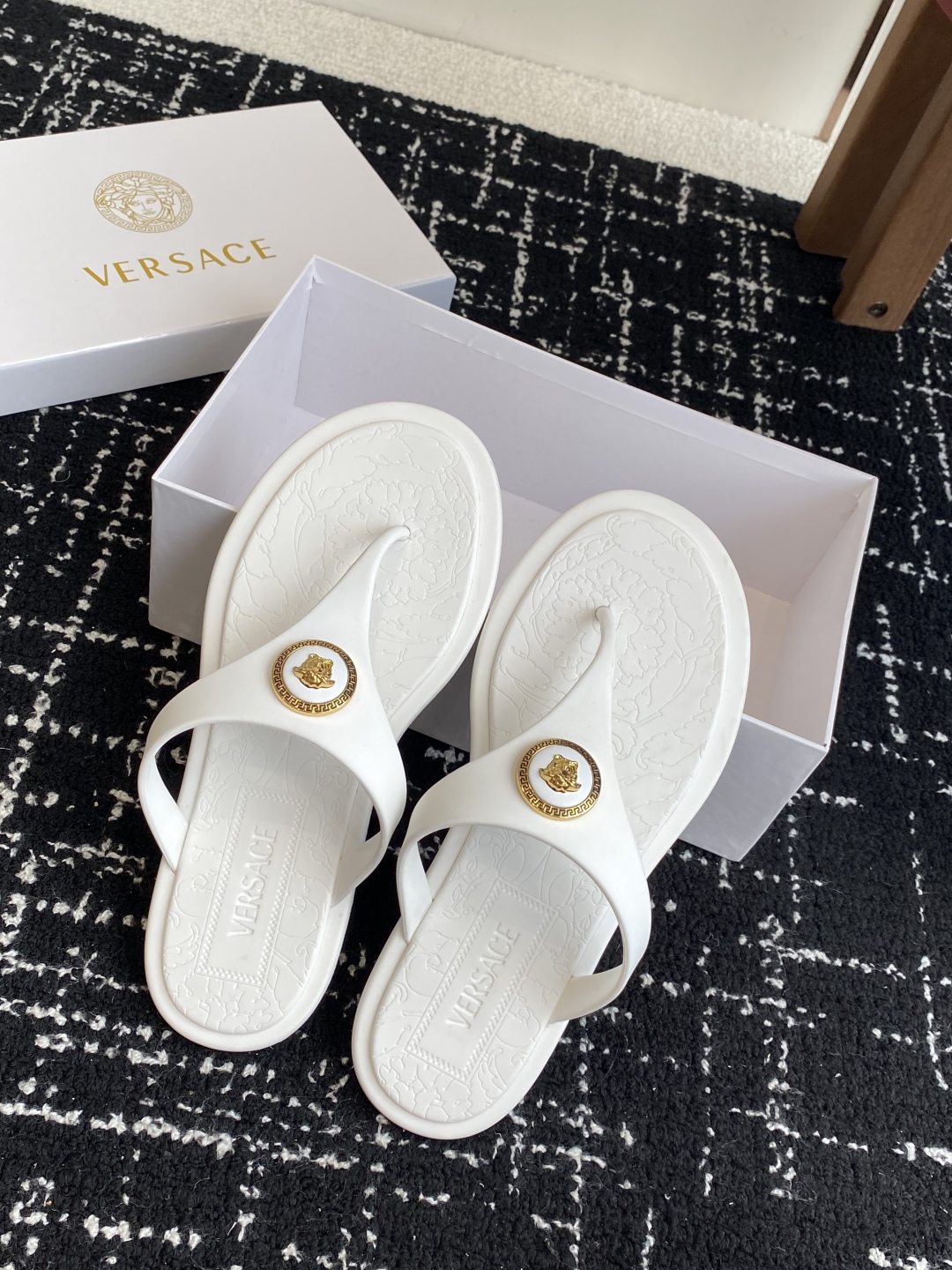 代购级
Versace 范思哲 25ss 果冻拖鞋 

尽显优雅气度的雅致logo，比较休闲中性的一款夹