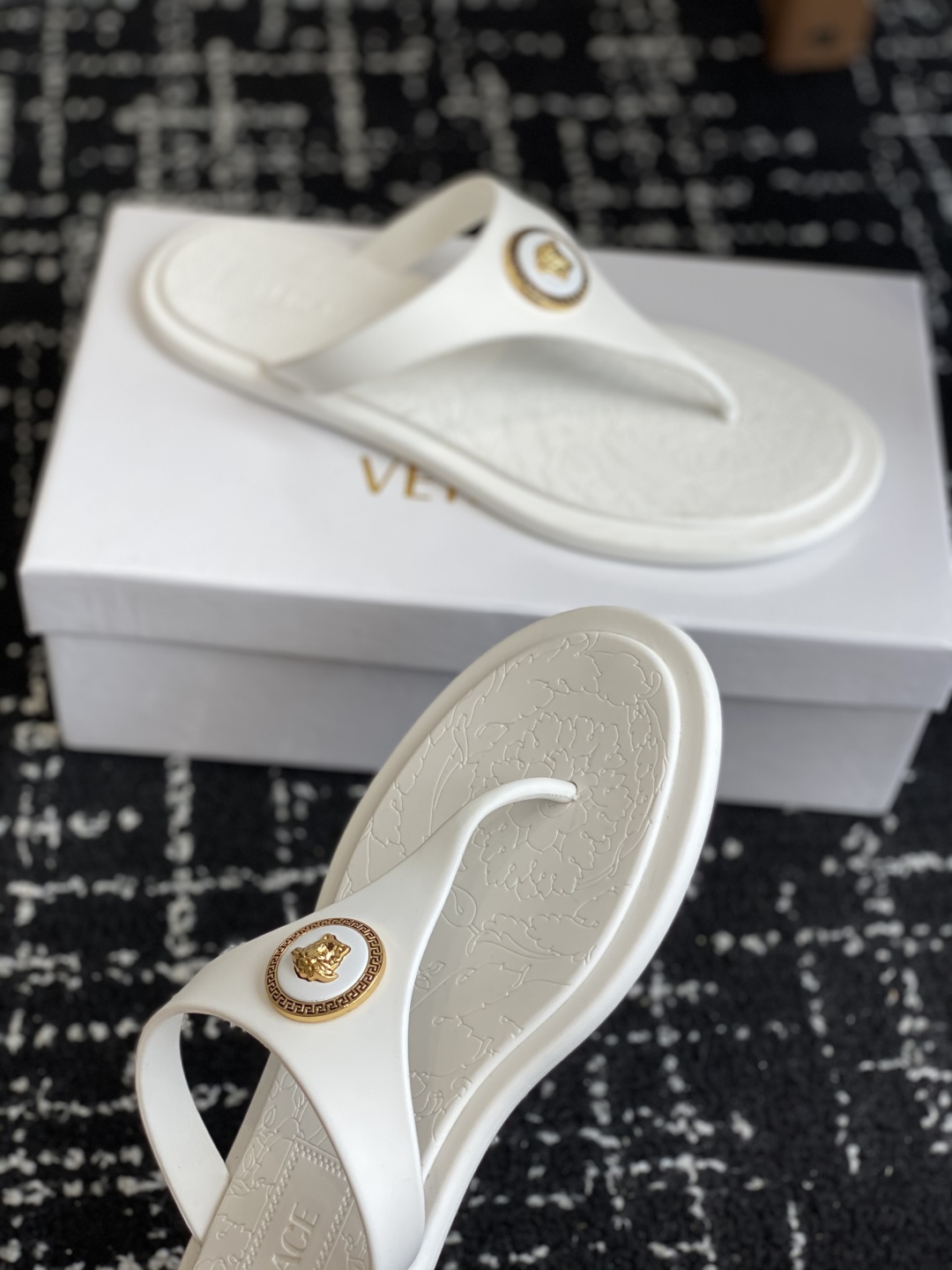 代购级
Versace 范思哲 25ss 果冻拖鞋 

尽显优雅气度的雅致logo，比较休闲中性的一款夹