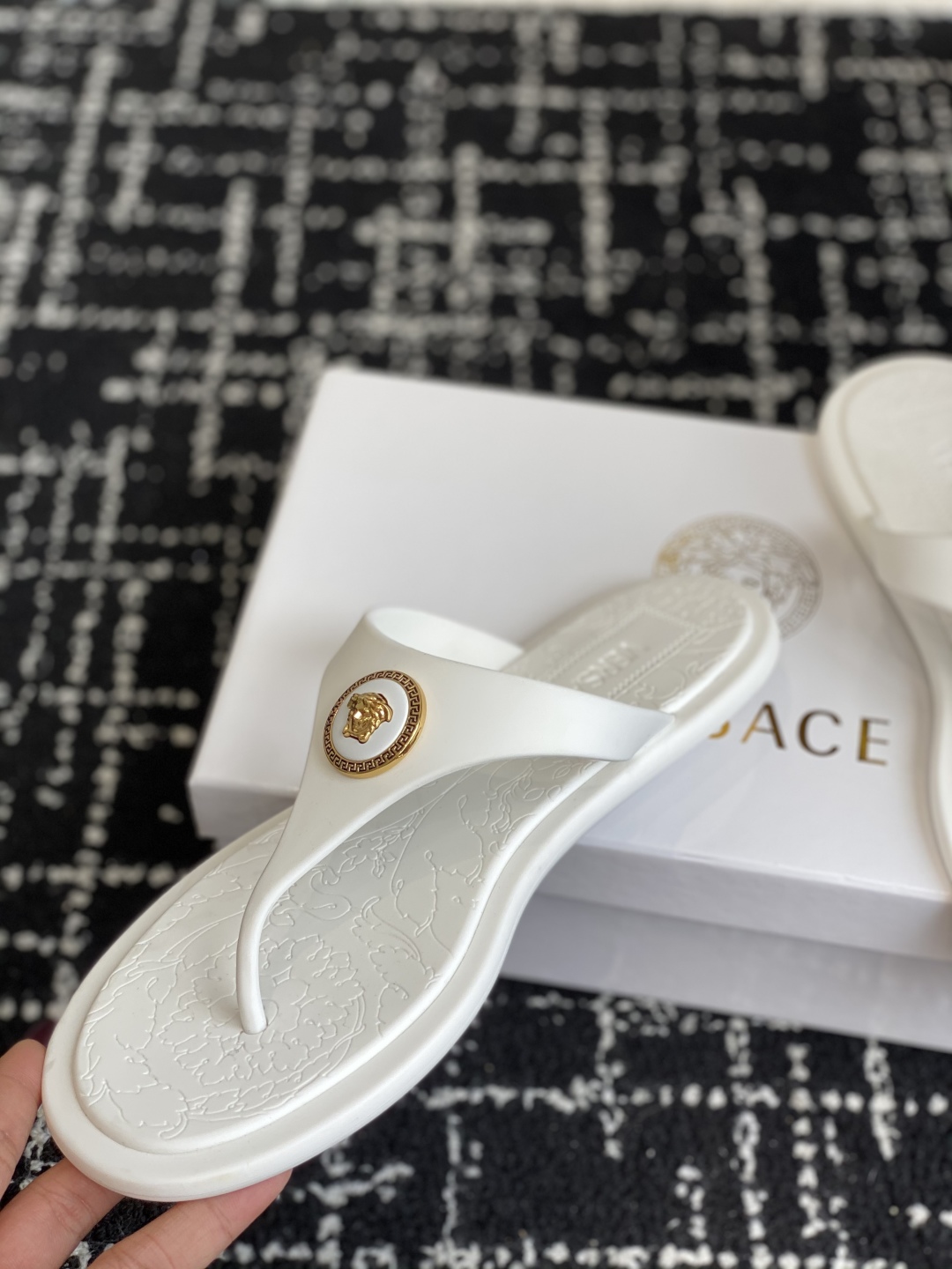 代购级
Versace 范思哲 25ss 果冻拖鞋 

尽显优雅气度的雅致logo，比较休闲中性的一款夹