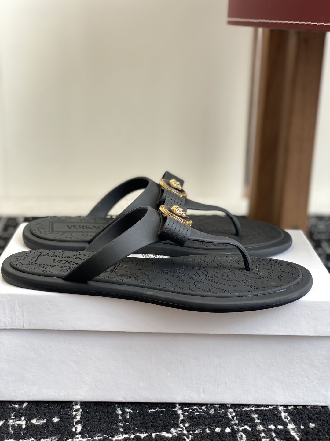 代购级
Versace 范思哲 25ss 果冻拖鞋 

尽显优雅气度的雅致logo，比较休闲中性的一款夹