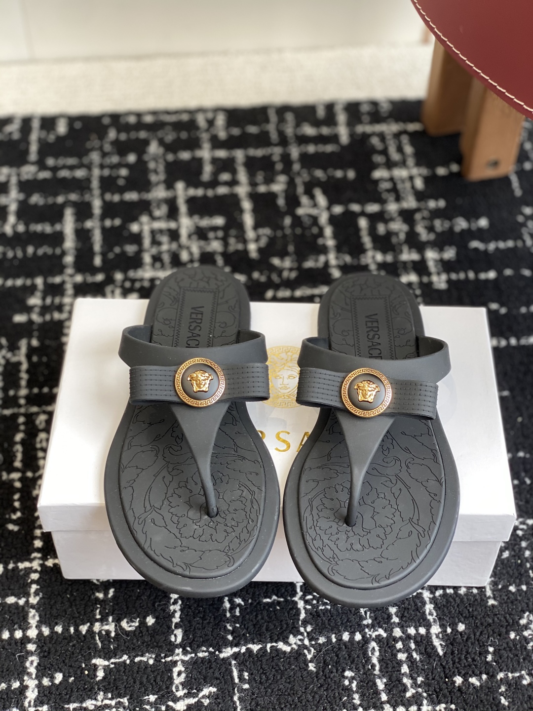 代购级
Versace 范思哲 25ss 果冻拖鞋 

尽显优雅气度的雅致logo，比较休闲中性的一款夹
