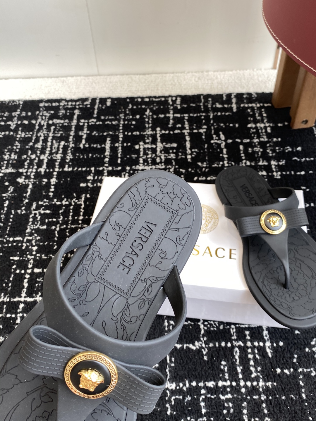 代购级
Versace 范思哲 25ss 果冻拖鞋 

尽显优雅气度的雅致logo，比较休闲中性的一款夹