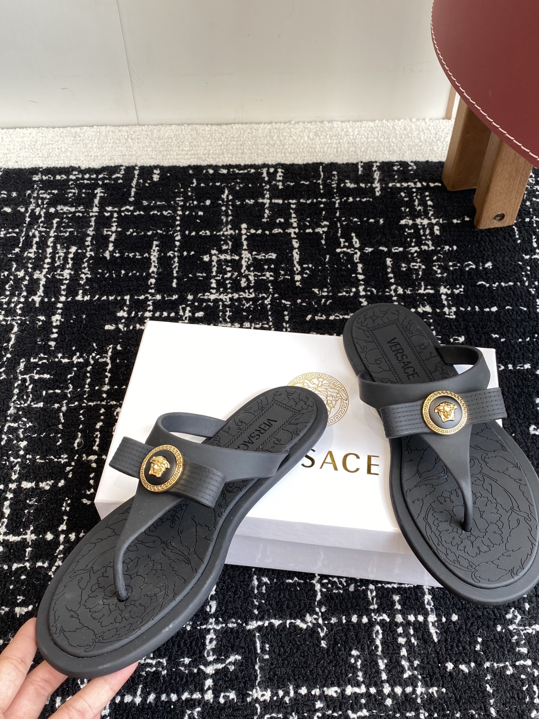 代购级
Versace 范思哲 25ss 果冻拖鞋 

尽显优雅气度的雅致logo，比较休闲中性的一款夹