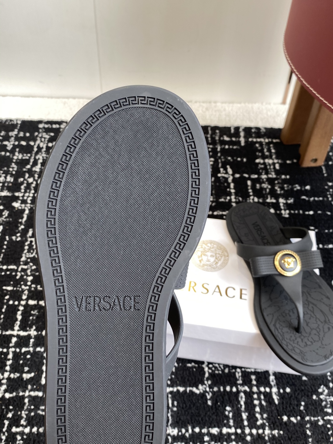 代购级
Versace 范思哲 25ss 果冻拖鞋 

尽显优雅气度的雅致logo，比较休闲中性的一款夹